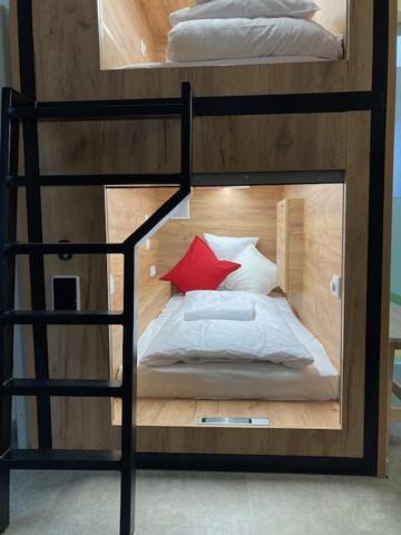 Capsule Hostel Andel Centre Spirit Прага Экстерьер фото