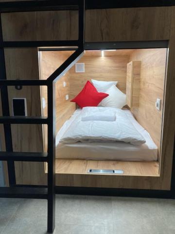 Capsule Hostel Andel Centre Spirit Прага Экстерьер фото